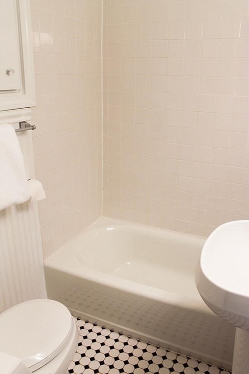 15 Trowbridge Street, Unit 8 Cambridge, MA 02138 - Photo 4 of 17 a bathroom with a toilet and a bathtub