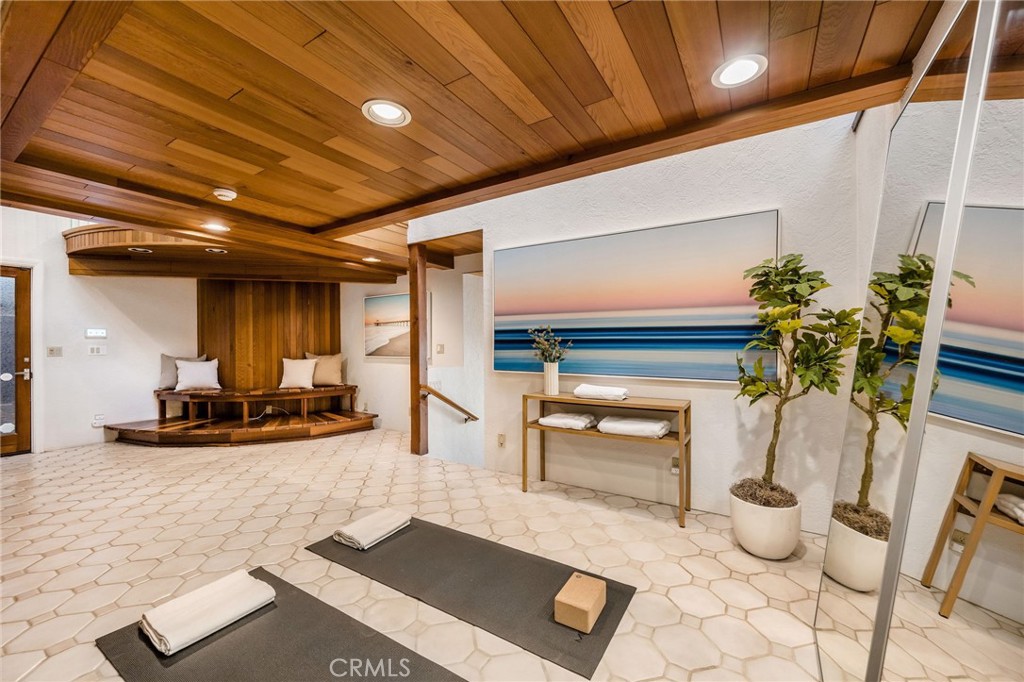 708 The Strand Manhattan Beach, CA 90266 - Photo 13 of 27 a living room with furniture