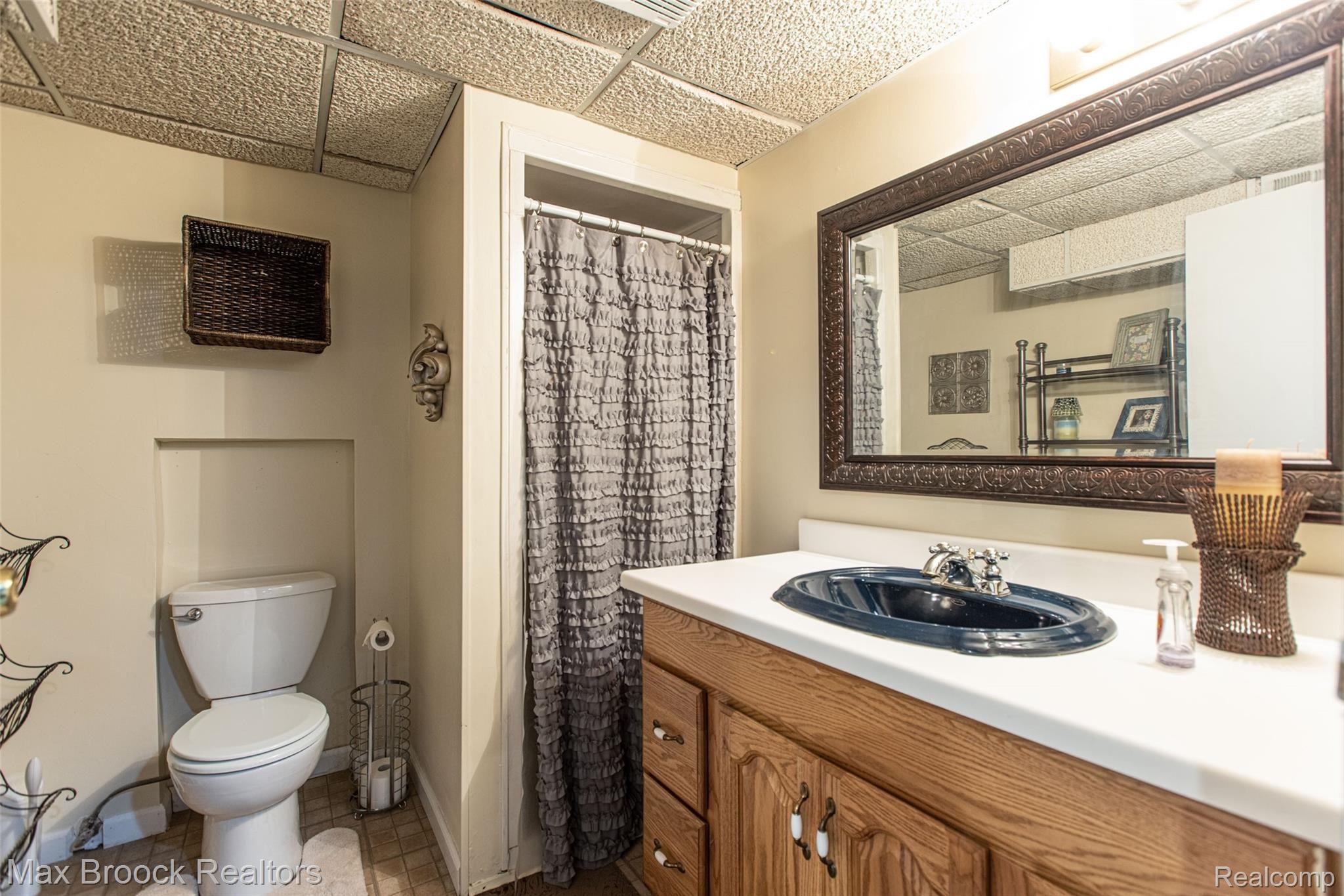 652 Bolinger Street Rochester, MI 48307 - Photo 16 of 22 Lower Level Full Bath.jpg