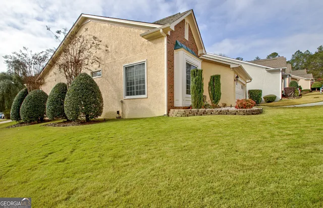 a view of a house with a yard