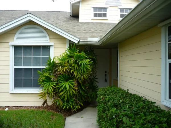 $1,900 | 490 6th Street, Vero Beach, FL 32962