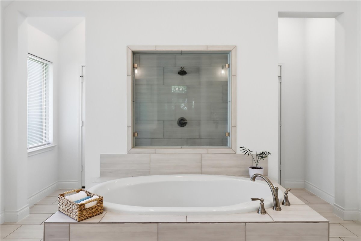109 Rock Dock Road Georgetown, TX 78633 - Photo 17 of 39 His & her walk-in shower, duel vanities and walk-in closets.