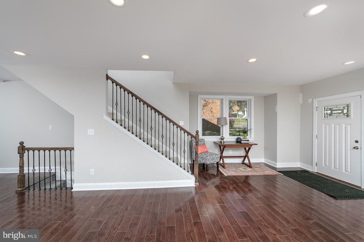 5606 Plymouth Road Baltimore, MD 21214 - Photo 11 of 36 foyer