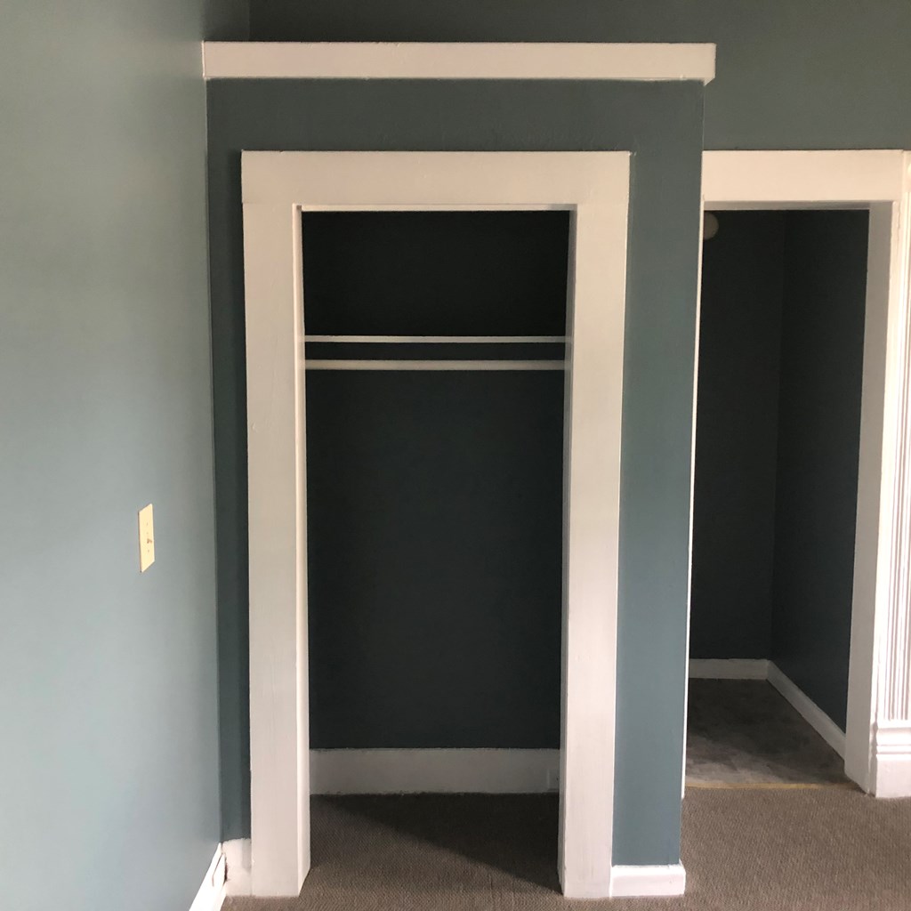 1345 18th Street Columbus, GA 31901 - Photo 14 of 16 a room with mirror