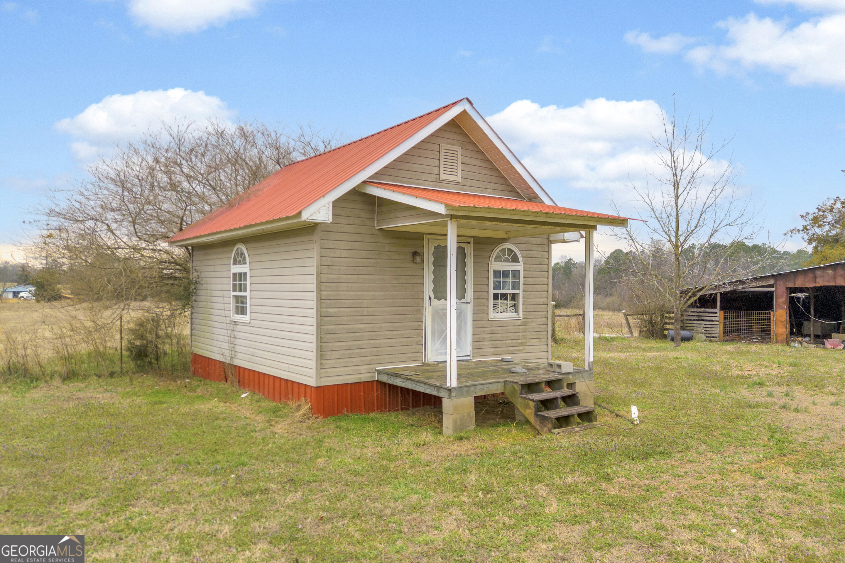 7743 Mt Olivet Road Hartwell, GA 30643 - Photo 35 of 42 a backyard of a house with table and chairs