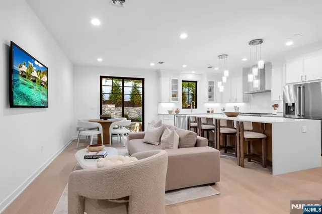 $1,149,000 | 7 Fey Place, Oradell, NJ 07649