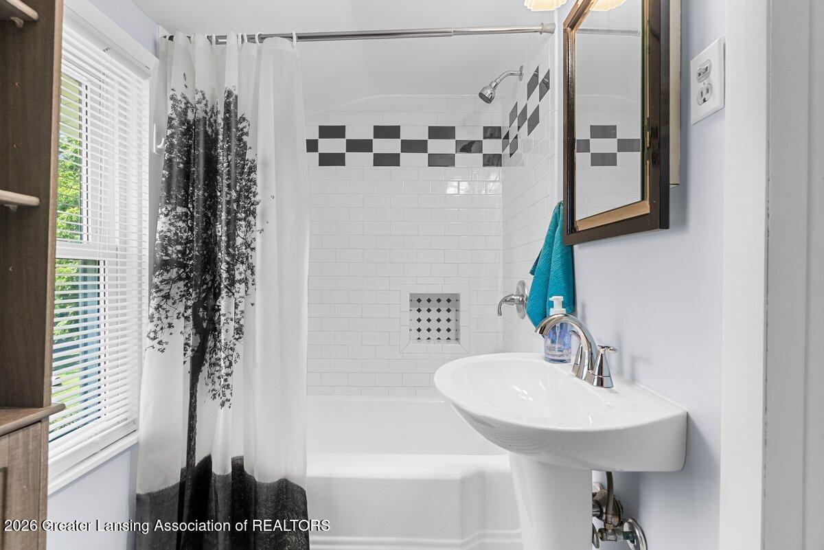 1332 West Valley Road Lansing, MI 48906 - Photo 24 of 33 Media Jett - 04 (2)