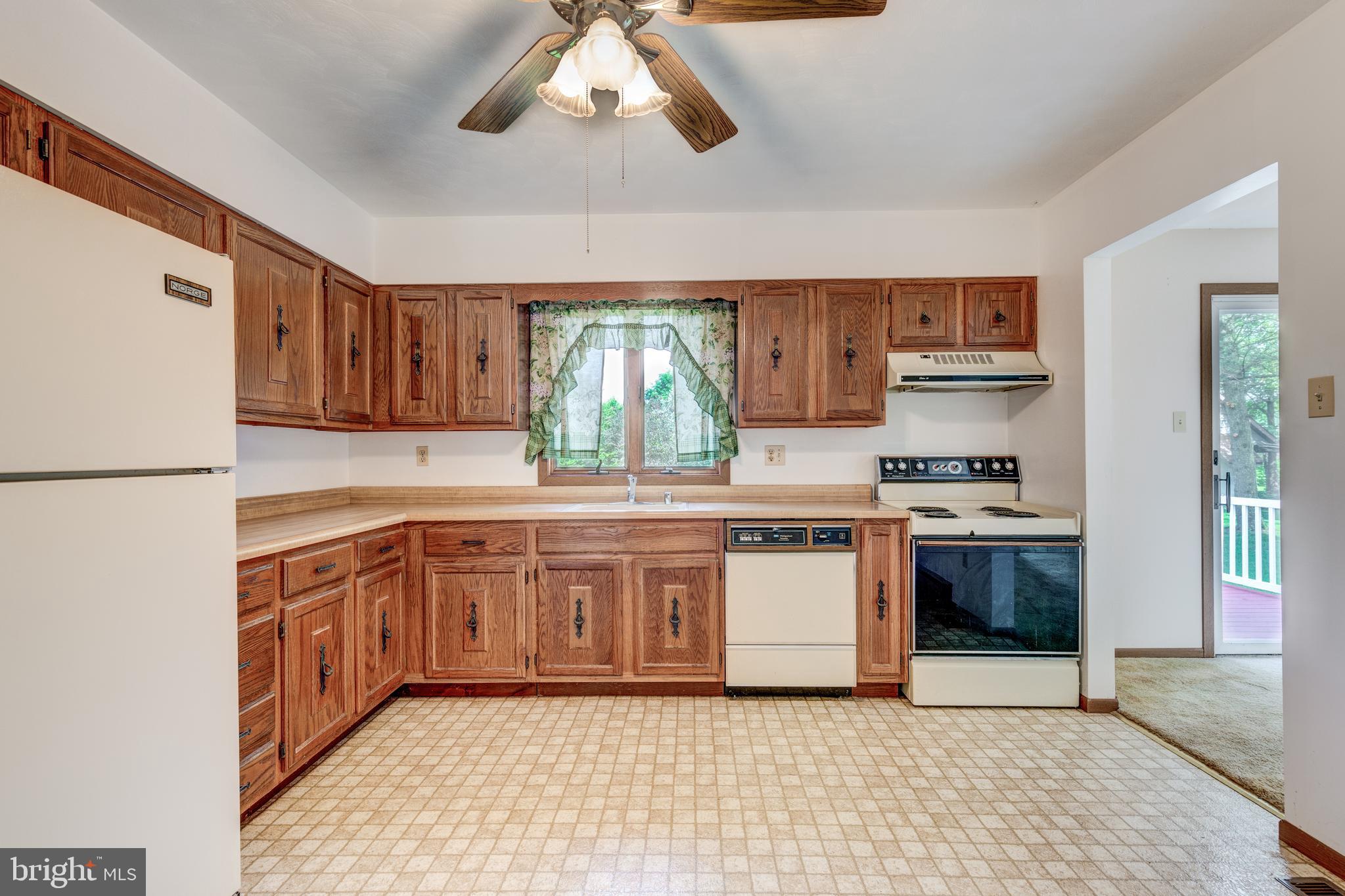 2634 Bert Fowler Road Manchester, MD 21102 - Photo 5 of 33 Large eat in kitchen