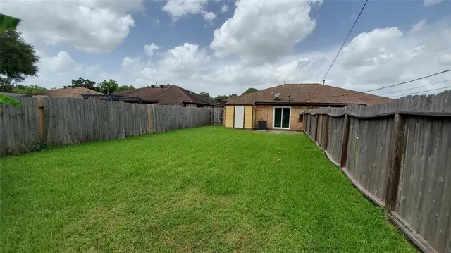 a view of a yard in front of house
