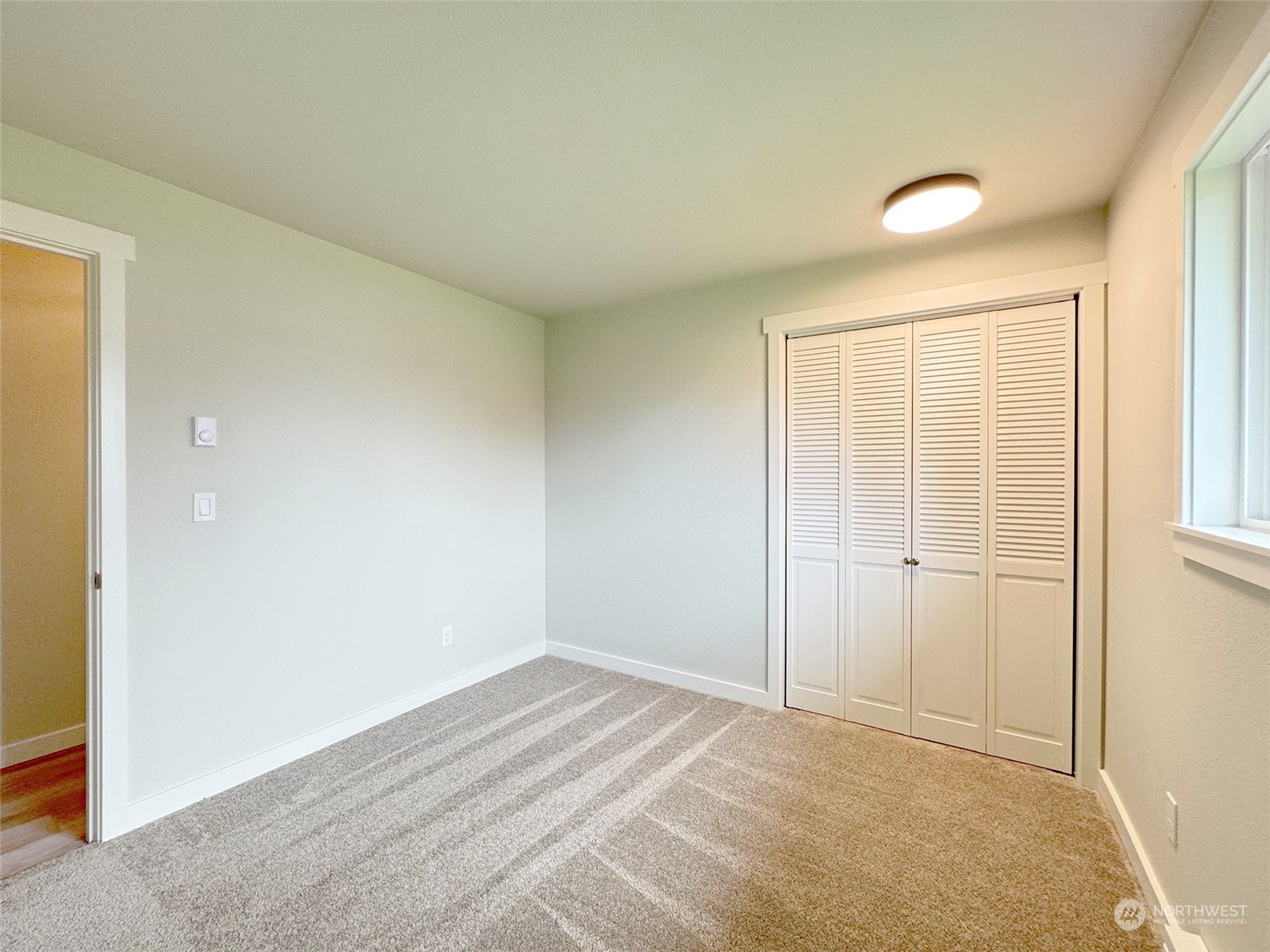 218 North Matriotti Avenue Sequim, WA 98382 - Photo 21 of 40 an empty room with a natural light