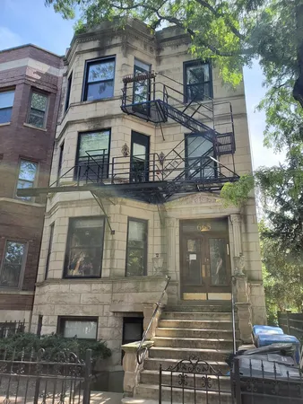 $3,100 | 665 West Roscoe Street, Unit 1, Chicago, IL 60657