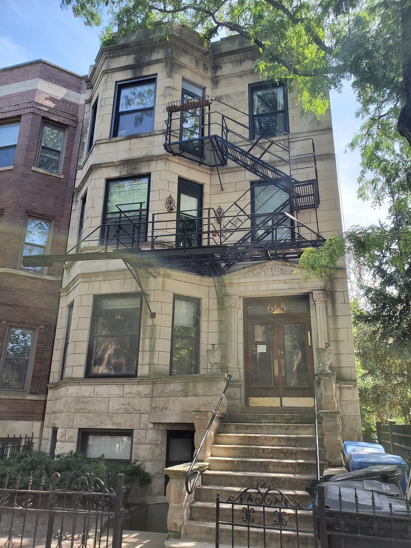 665 West Roscoe Street, Unit 1 Chicago, IL 60657 - Photo 1 of 10 a front view of a house with a garden