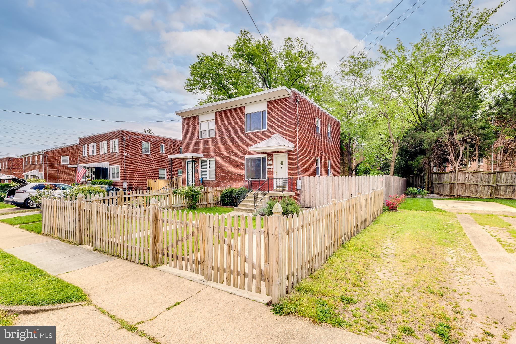3206 13th Road South Arlington, VA 22204 - Photo 2 of 35 Fenced Front Yard