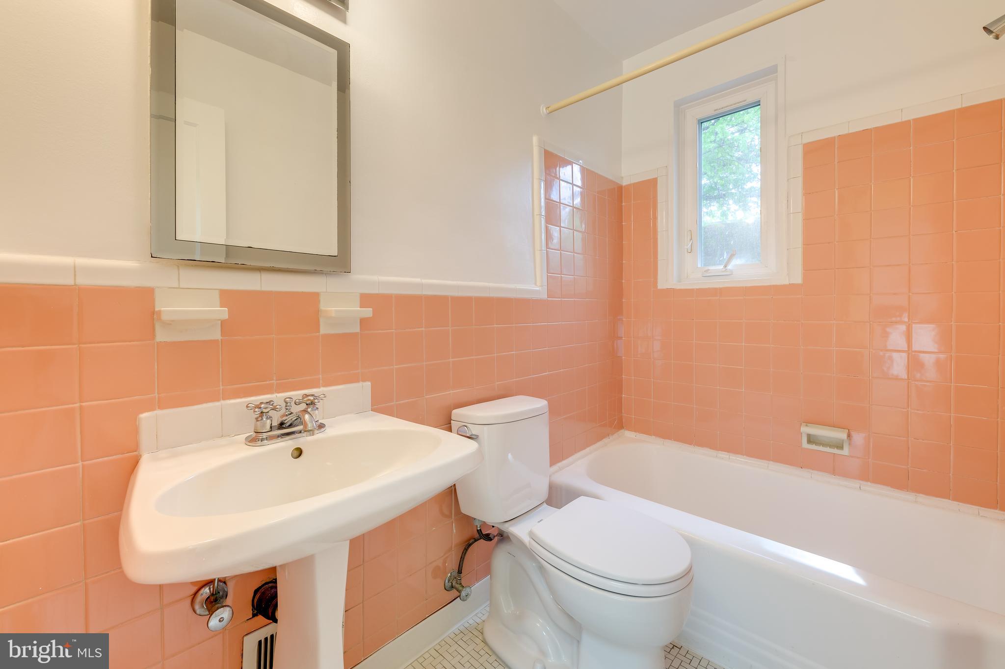 3206 13th Road South Arlington, VA 22204 - Photo 22 of 35 Bathroom