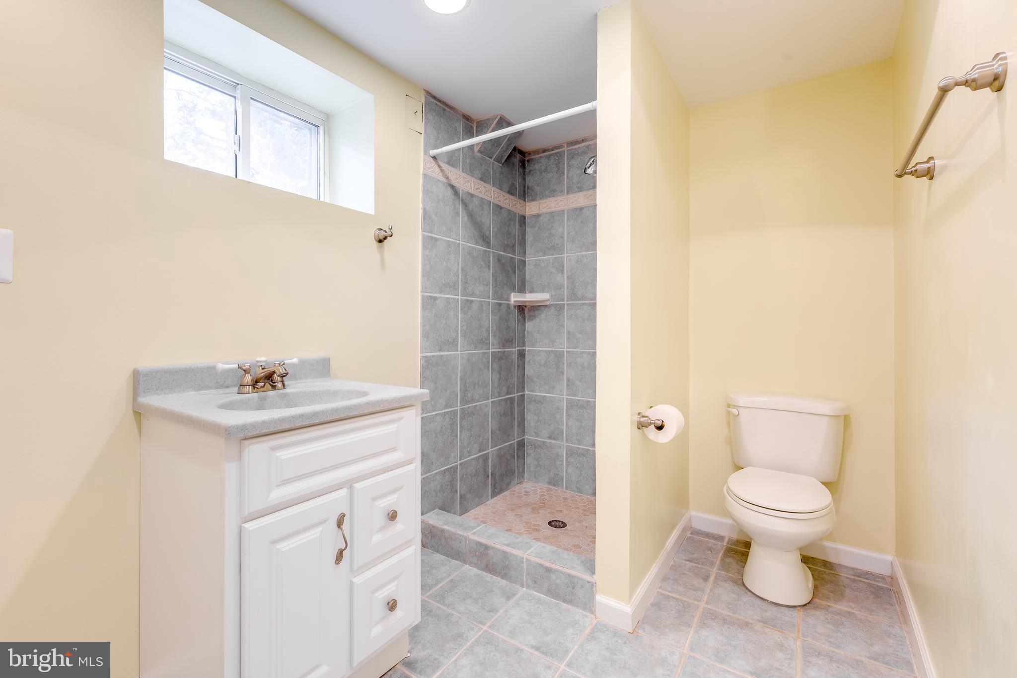 3206 13th Road South Arlington, VA 22204 - Photo 28 of 35 Large Full Bathroom