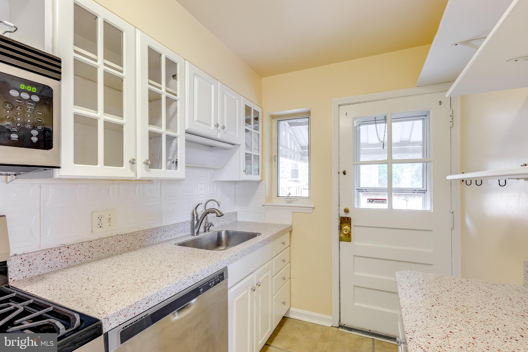 3206 13th Road South Arlington, VA 22204 - Photo 7 of 35 Recycled Glass Countertops