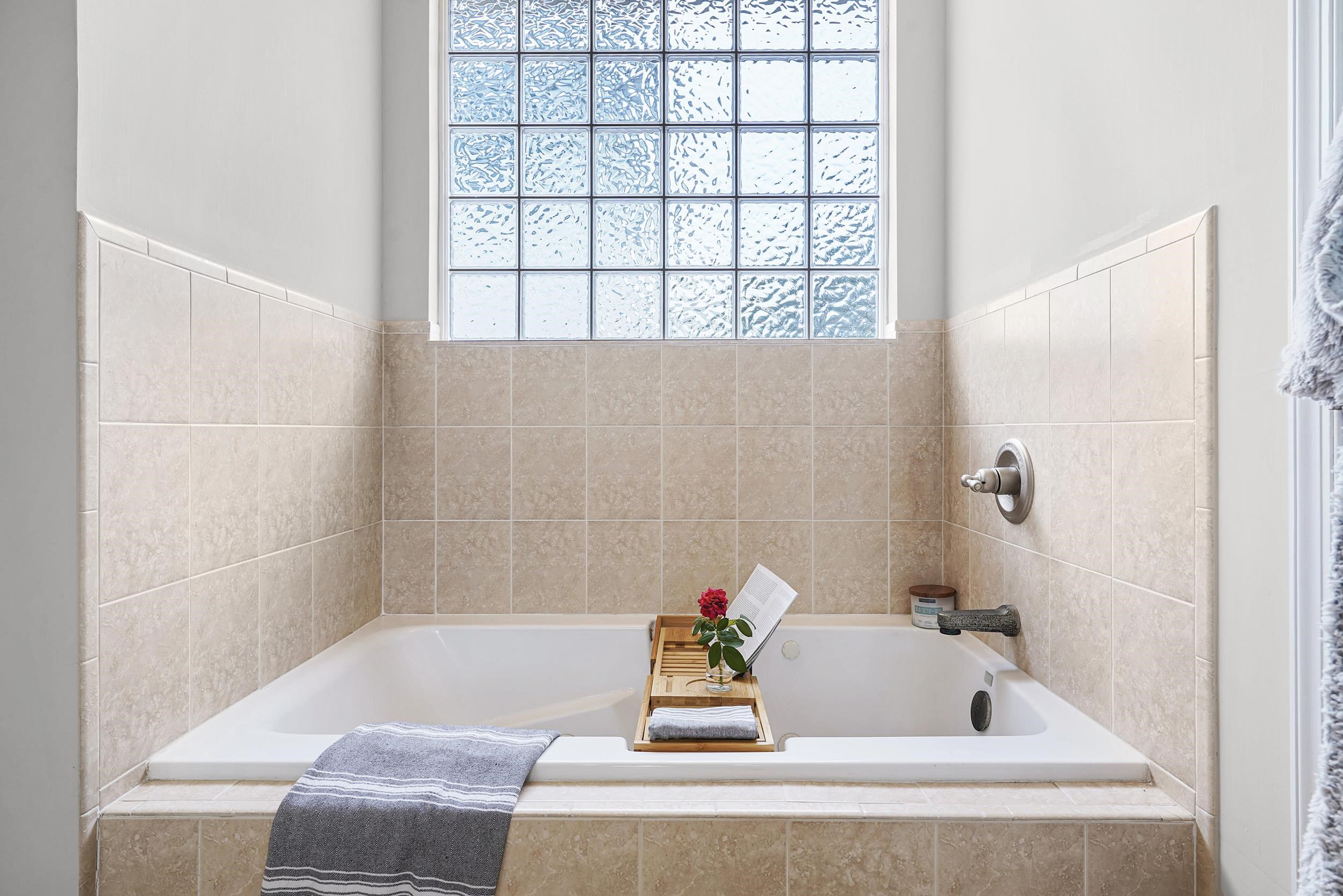 509 Twentieth Street St. Augustine, FL 32084 - Photo 23 of 40 a bathroom with a bath tub