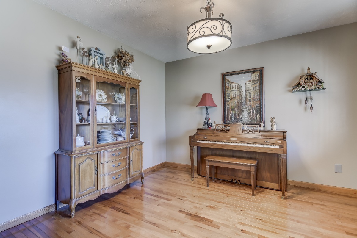 2512 Woodfield Road Springfield, IL 62711 - Photo 14 of 36