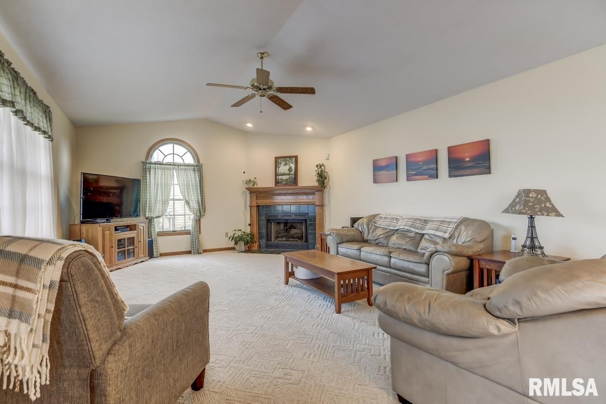 2512 Woodfield Road Springfield, IL 62711 - Photo 3 of 36