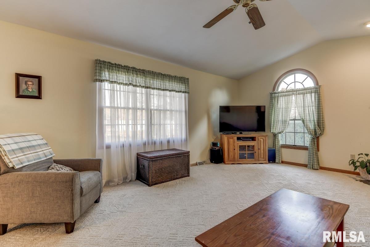 2512 Woodfield Road Springfield, IL 62711 - Photo 4 of 36