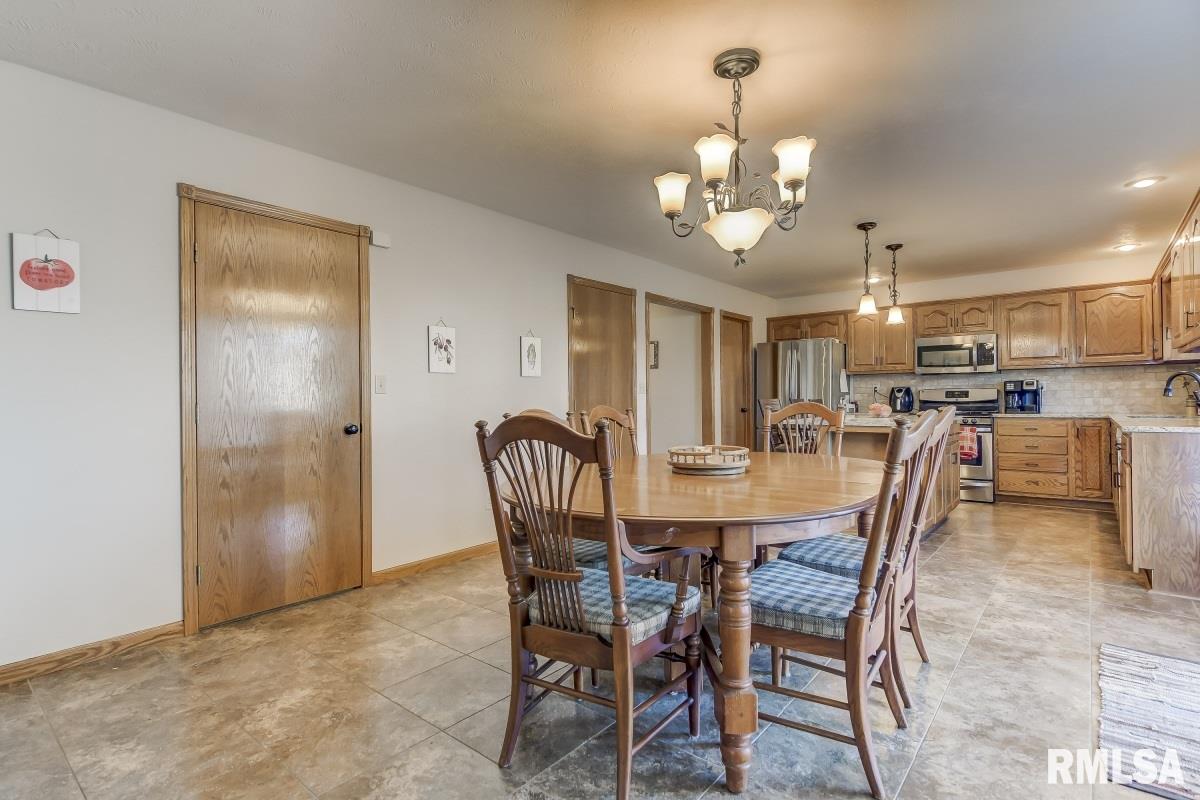 2512 Woodfield Road Springfield, IL 62711 - Photo 8 of 36