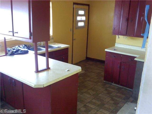 501 North High Point High Point, NC 27262 - Photo 3 of 6 Kitchen.