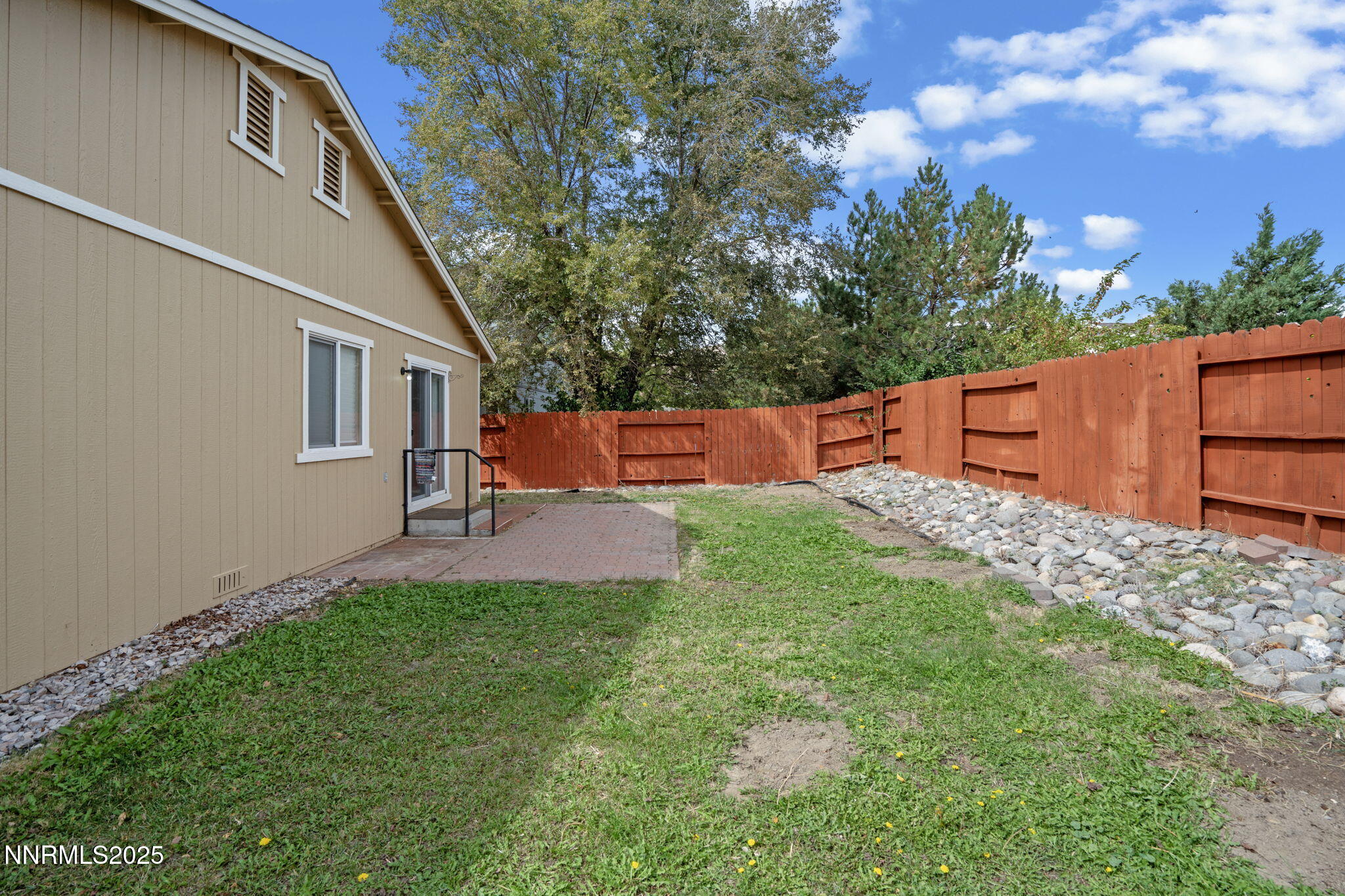 18197 Almondleaf Court Reno, NV 89508 - Photo 32 of 34 a backyard of a house with table and chairs