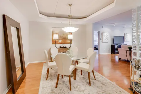 $379,900 | 425 Village Green South, Unit 213, Lincolnshire, IL 60069