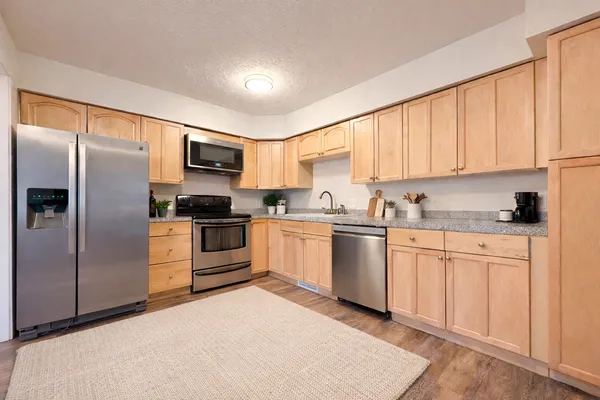 $4,200 | 1042 East Circle Drive, Wayzata, MN 55391