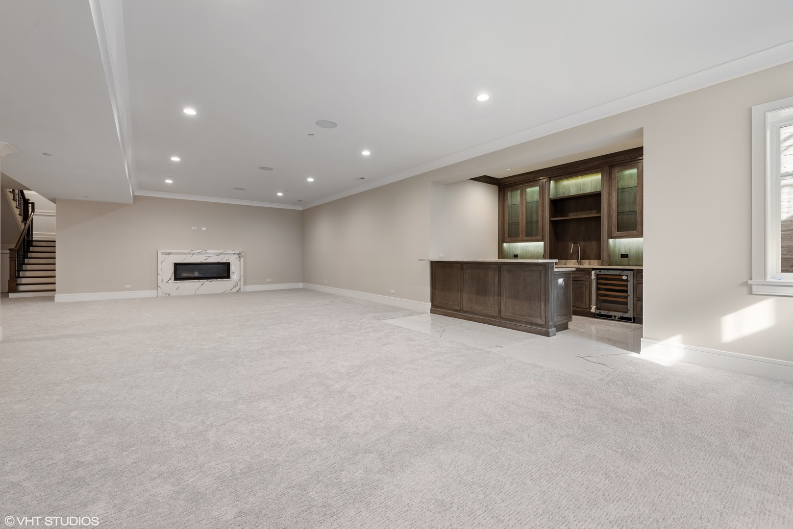 320 Princeton Road Hinsdale, IL 60521 - Photo 17 of 20 an empty room with furniture and windows