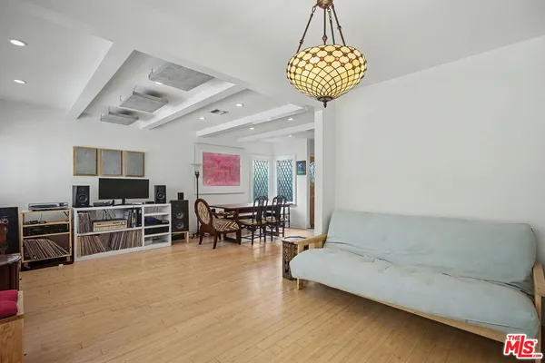 $2,350,000 | 10481 Eastborne Avenue, Los Angeles, CA 90024