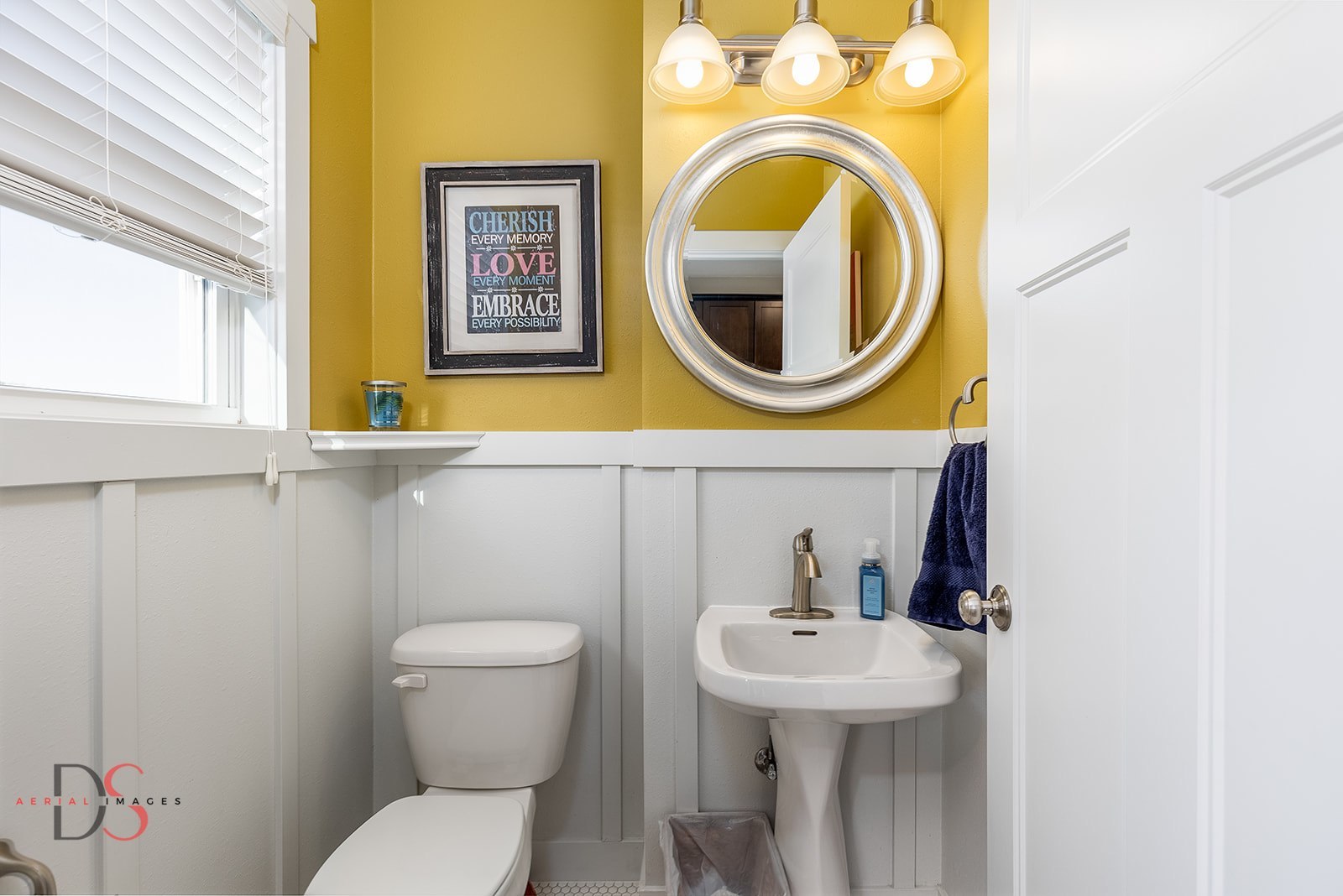 41 Waterside Way, Unit D Ottawa, IL 61350 - Photo 16 of 27 a bathroom with a toilet a sink and a mirror
