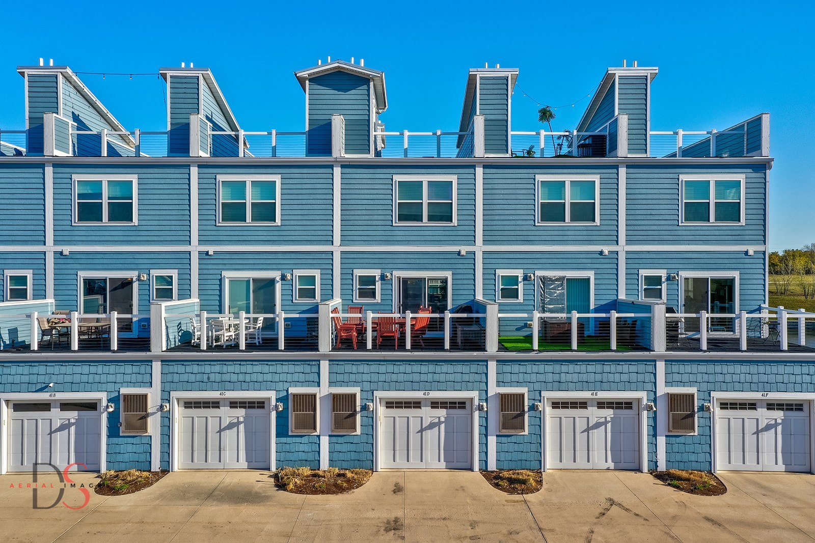 41 Waterside Way, Unit D Ottawa, IL 61350 - Photo 2 of 27 a front view of building with street view