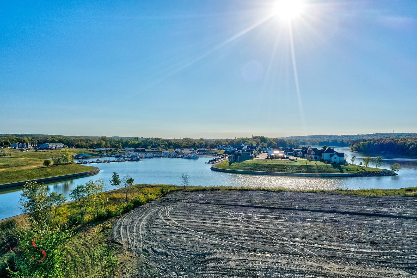 41 Waterside Way, Unit D Ottawa, IL 61350 - Photo 3 of 27 a view of a lake with a city
