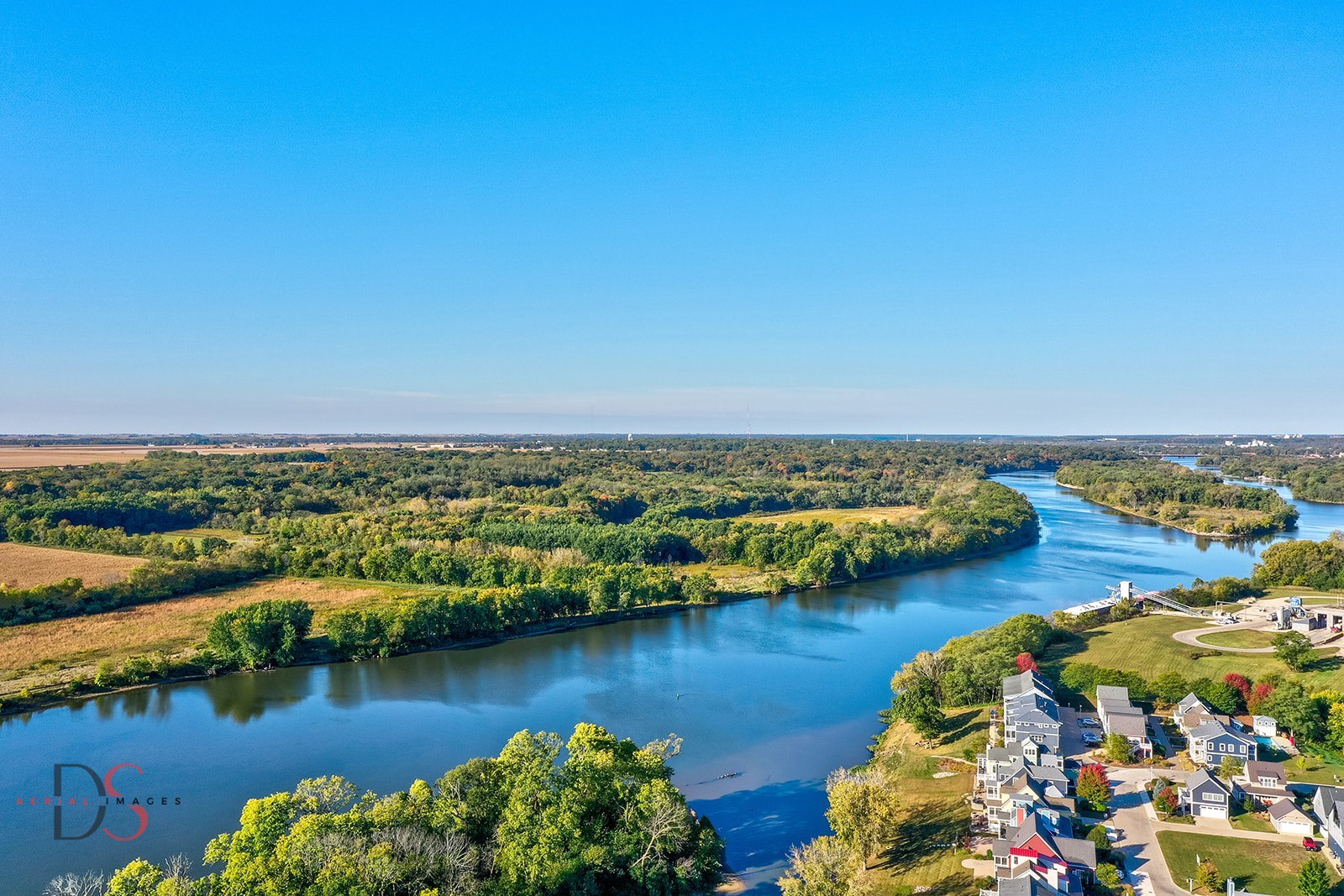 41 Waterside Way, Unit D Ottawa, IL 61350 - Photo 8 of 27 an aerial view of ocean and residential houses with outdoor space and lake view