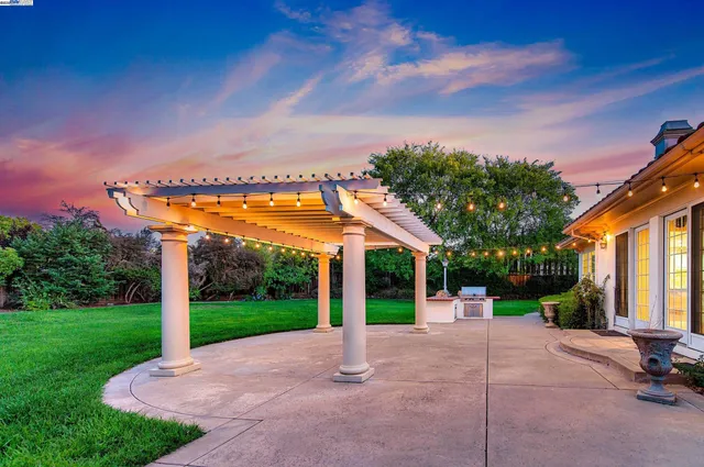 a view of a house with backyard and porch
