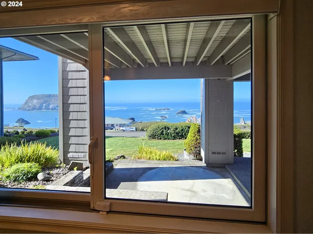 $1,379,000 | 96448 Shorewood Terrace, Brookings, OR 97415