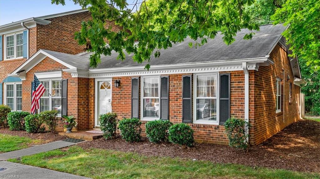 Super-cute, brick end unit townhome