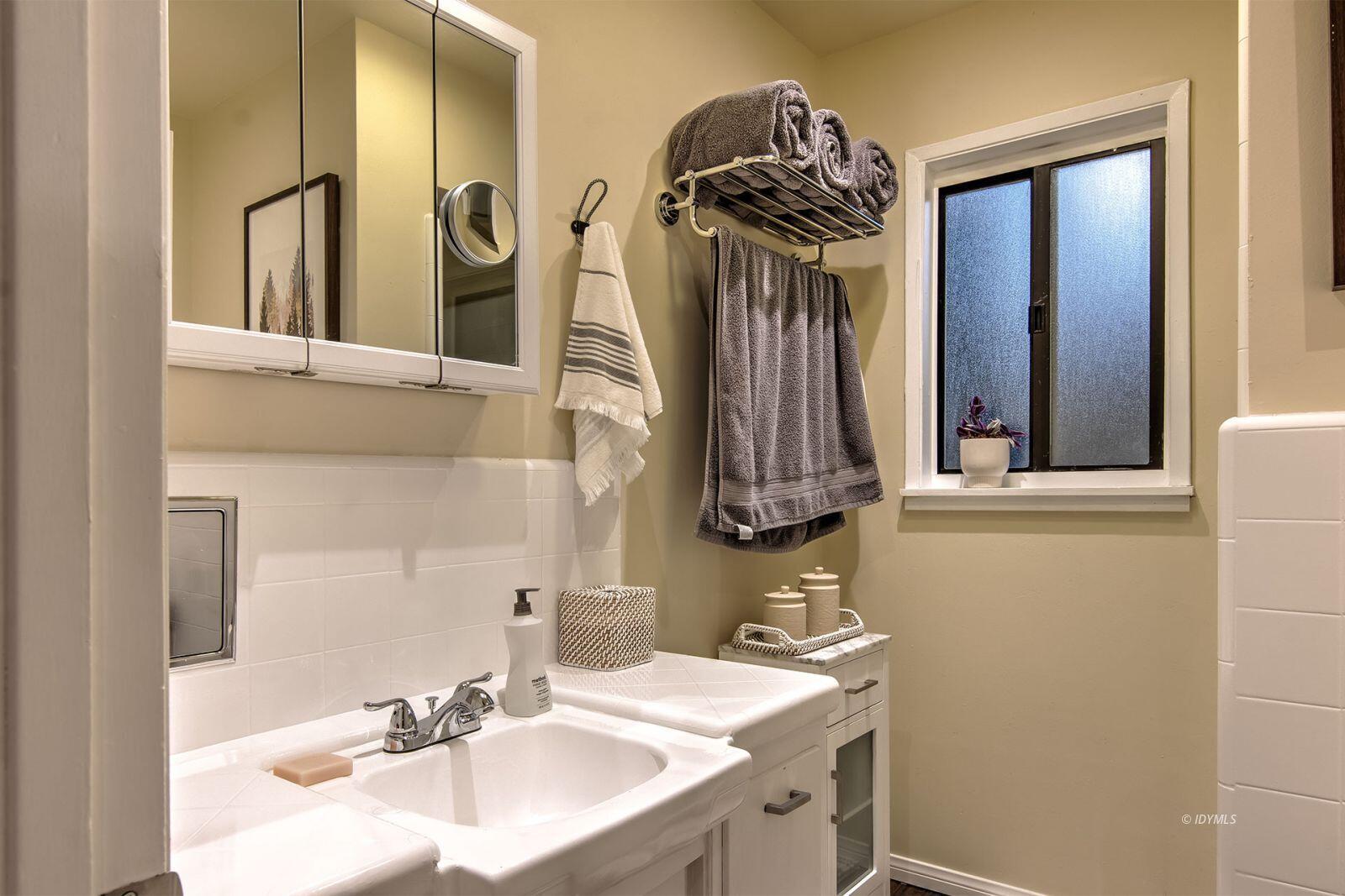 25005 Rim Rock Road Idyllwild, CA 92549 - Photo 37 of 47 38 Main bedroom bathroom