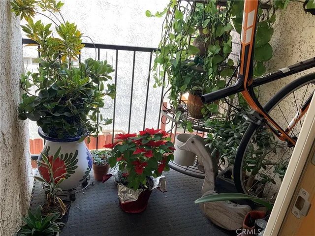 $515,000 | 409 Burchett Street, Unit 220, Glendale, CA 91203