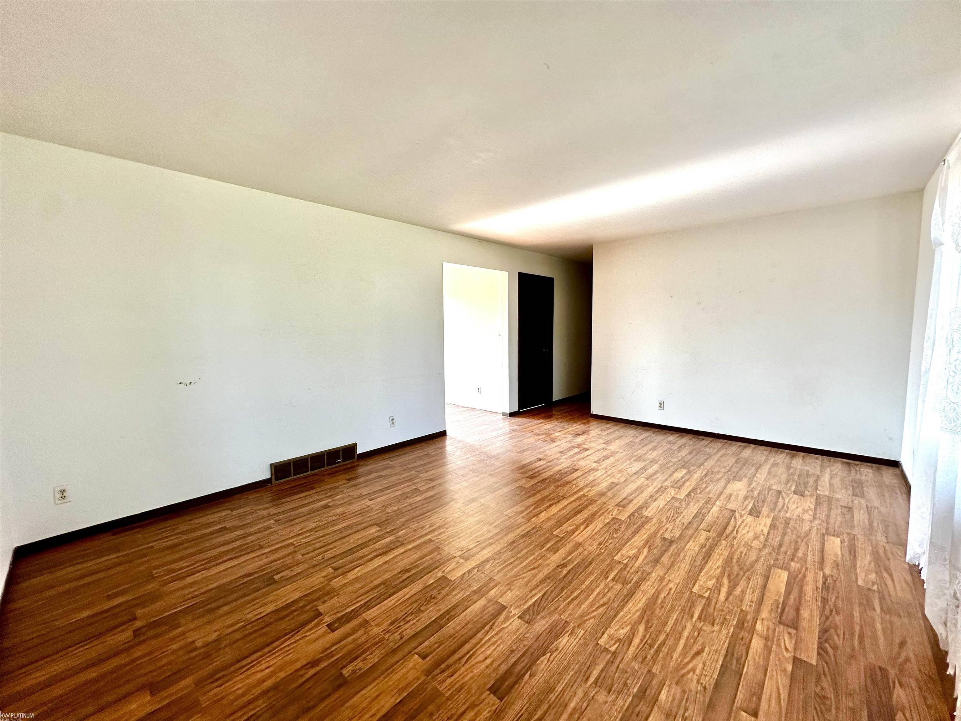 2184 South Van Buren Road Reese, MI 48757 - Photo 5 of 32 Living Room