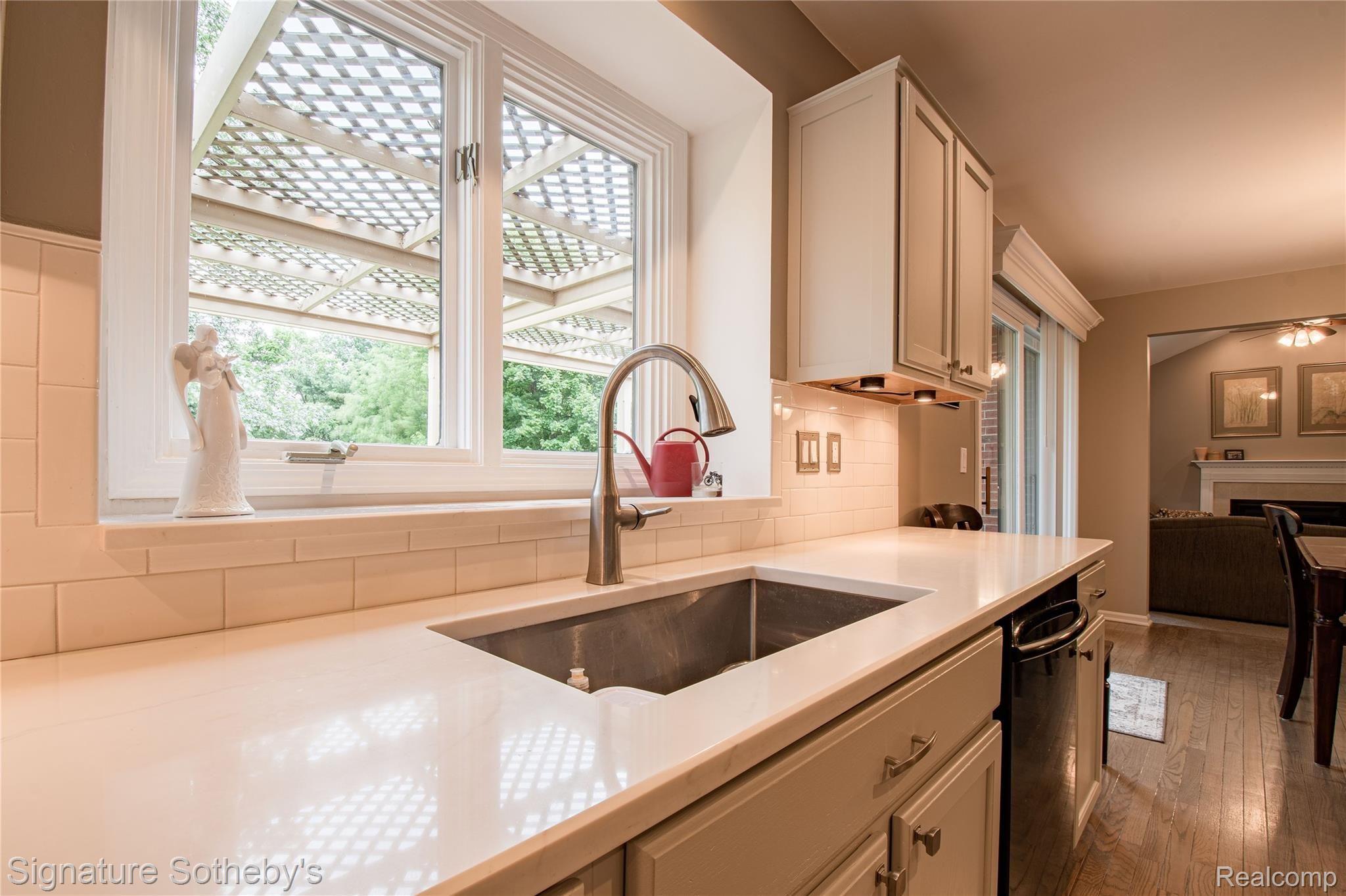 745 West Ridge Court Lake Orion, MI 48359 - Photo 13 of 44 Quartz counters & subway tiles