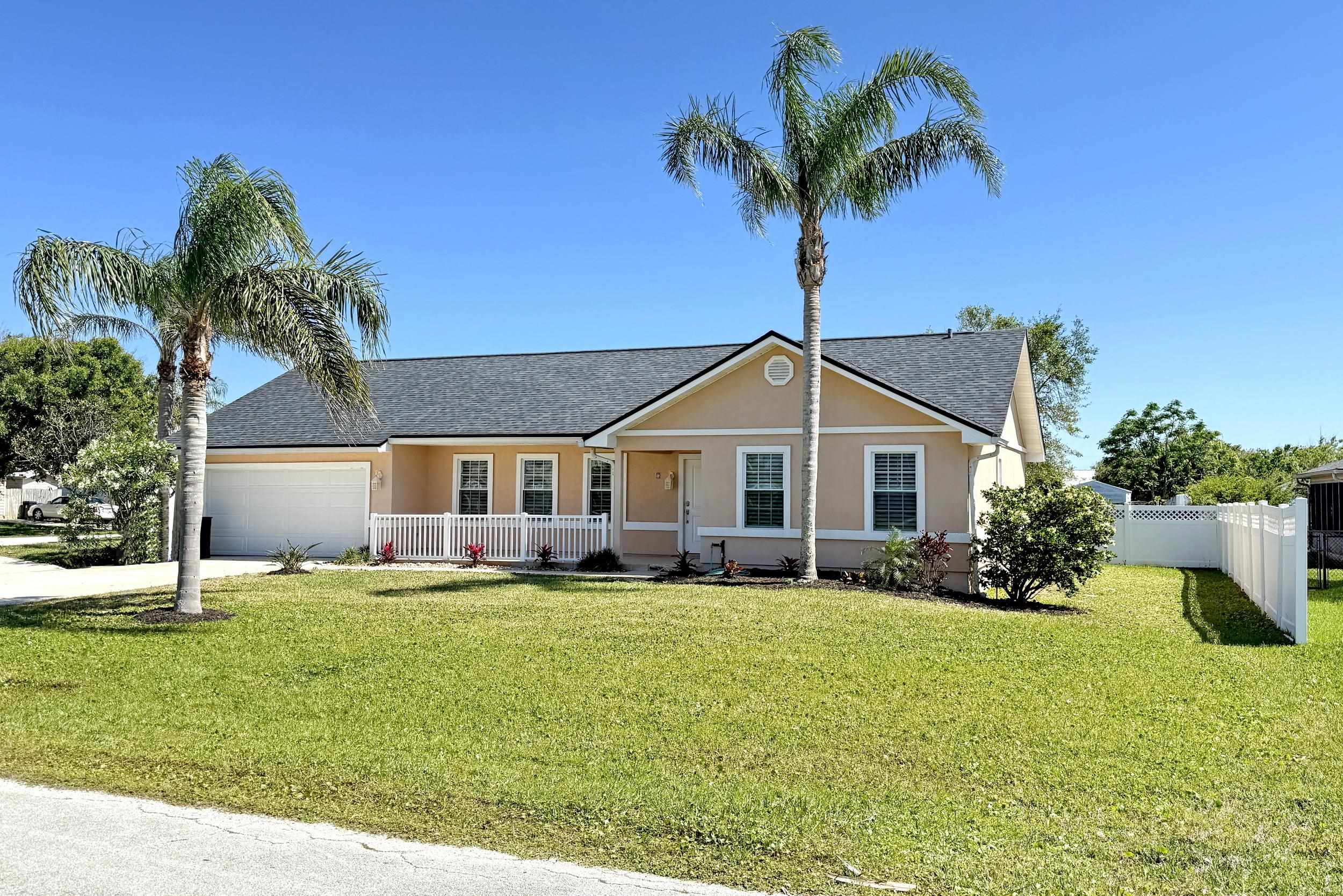 7 Hawaiian Boulevard St. Augustine, FL 32080 - Photo 3 of 19 a house that has a lot of plants in it