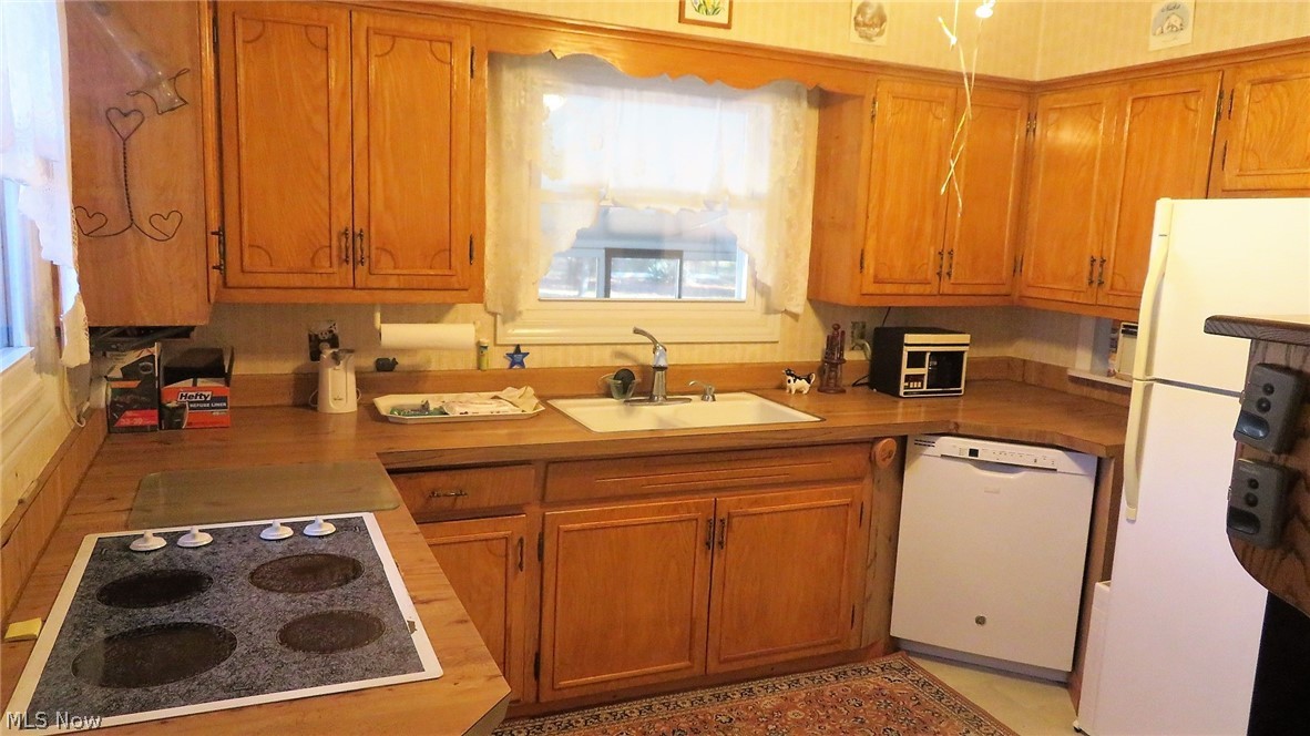 3825 Kolbe Road Lorain, OH 44053 - Photo 8 of 20 kitchen