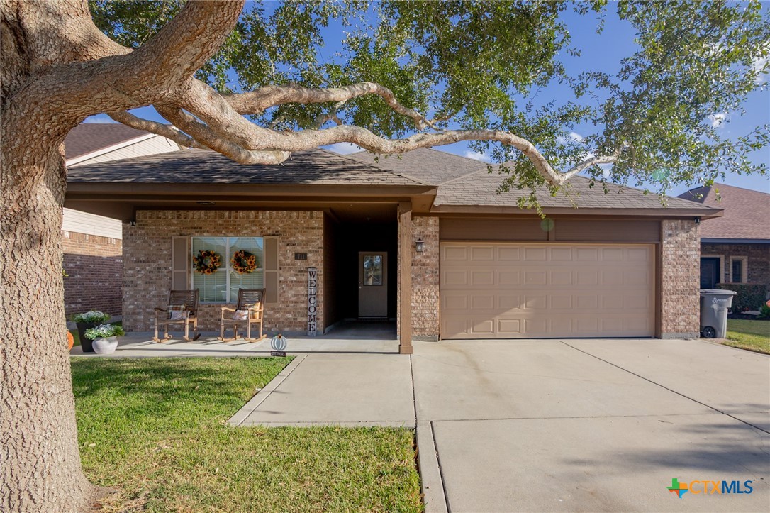 711 Mason Circle Victoria, TX 77904 - Photo 2 of 29 a front view of a house with garden