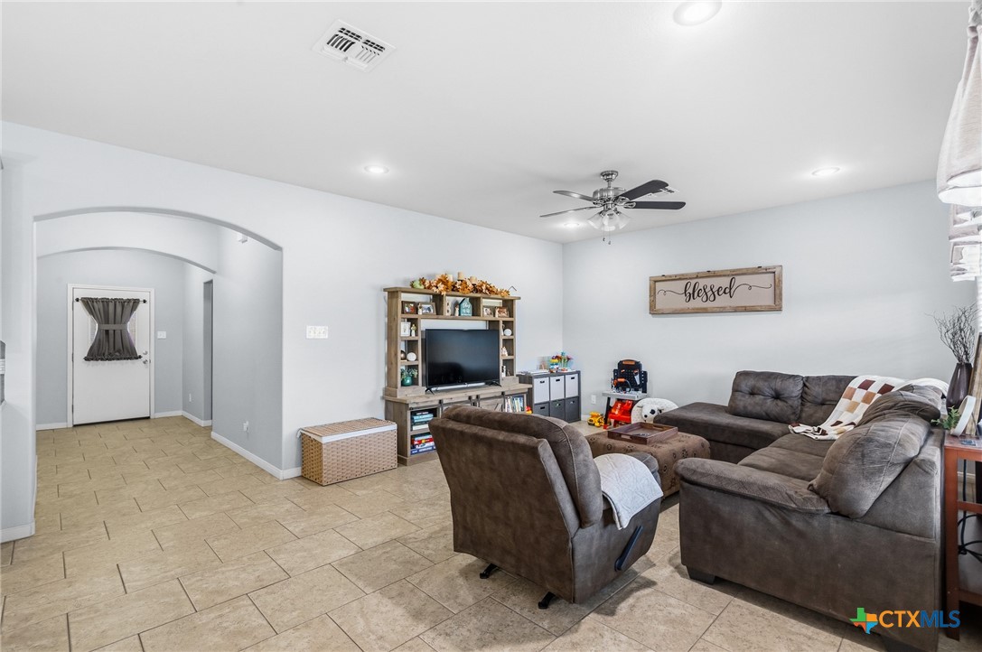 711 Mason Circle Victoria, TX 77904 - Photo 5 of 29 a living room with furniture