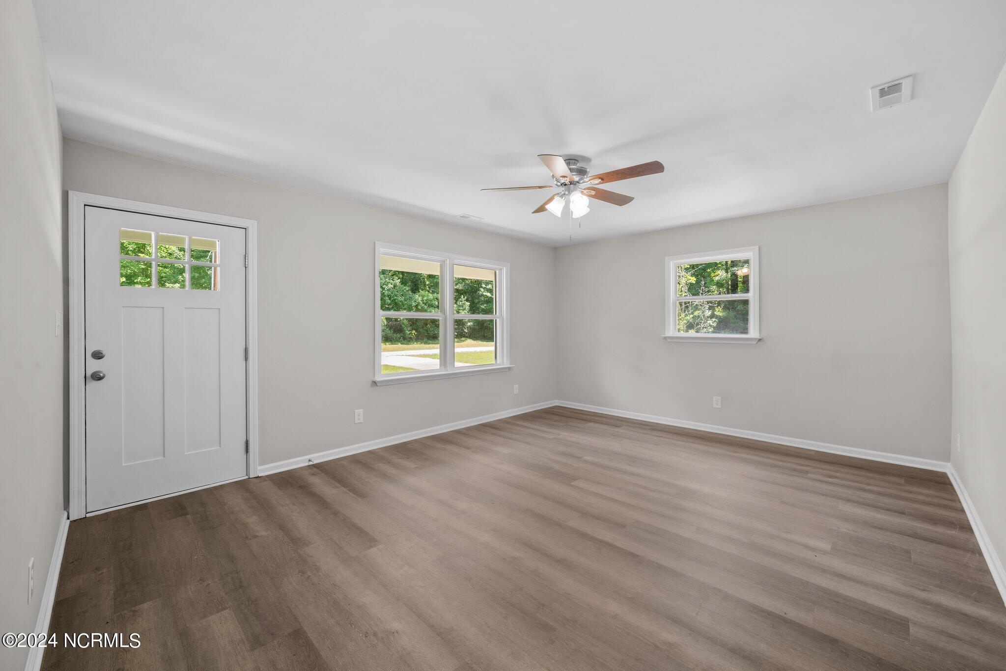 100 Clark Road Bath, NC 27808 - Photo 12 of 31 LIVING ROOM
