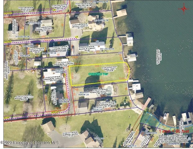 a picture of a table and chair