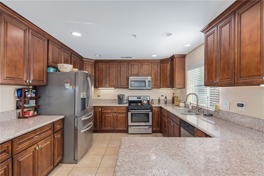 1535 West Persimmon Avenue Rialto, CA 92377 - Photo 12 of 23