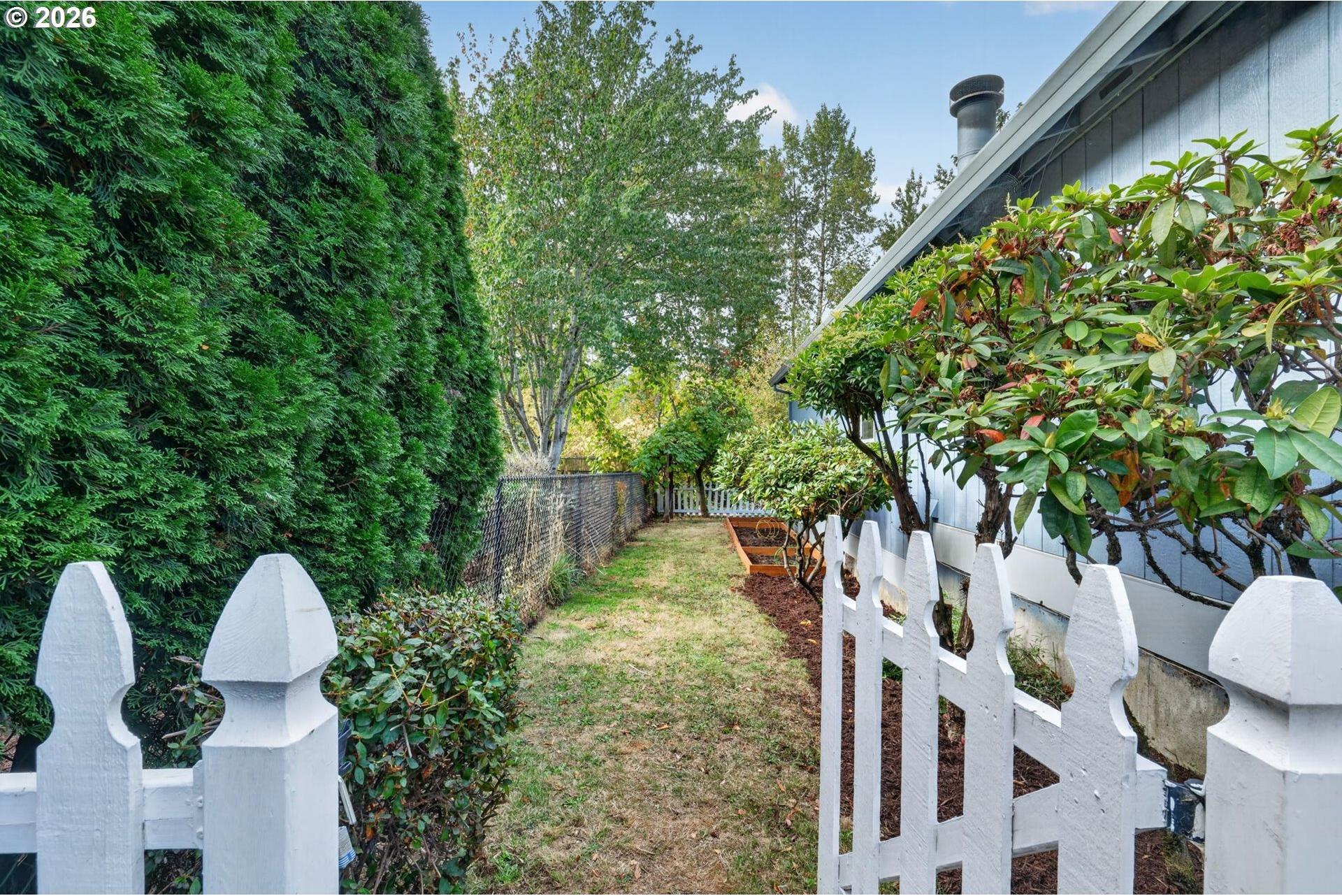 9654 North Edison Street Portland, OR 97203 - Photo 32 of 34 Yard